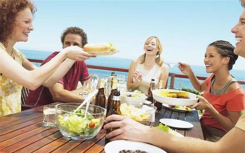 娱乐吃瓜酱带家里长辈,一场跨越代沟的欢乐盛宴  第3张