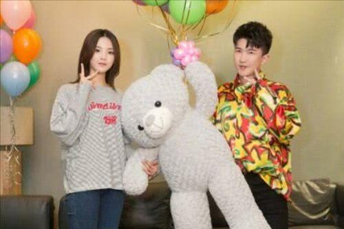 吃瓜娱乐背景图片,揭秘娱乐圈幕后趣闻  第1张